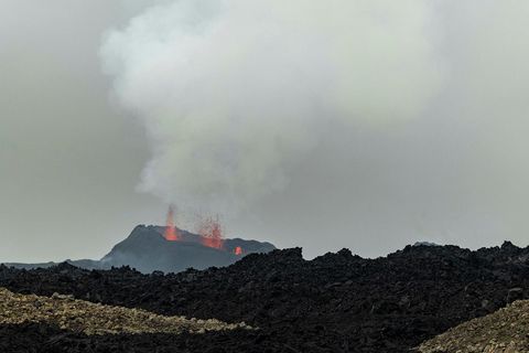 Drónamyndir staðfesta að enn er líf í gígnum en það er afar lítið sem stendur.
