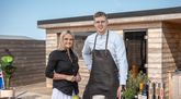 Sjáðu hvernig Ísak grillar og sker tomahawk-steikina