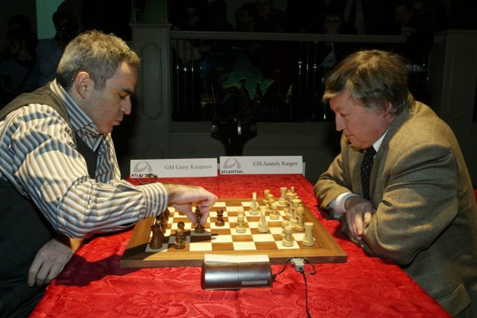 Karpov (t.h.) og Kasparov einbeittir við skákborðið á móti í …
