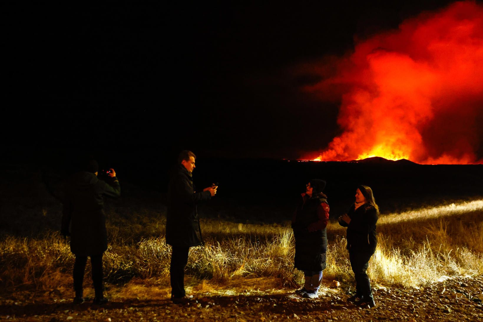 Fólk að virða fyrir sér eldgosið á áttunda tímanum í …