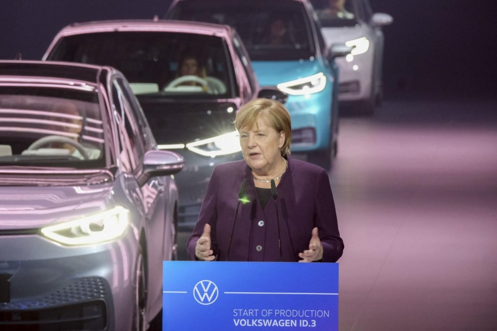 Merkel sendir nýjan rafbíl VW á götuna við athöfn í …