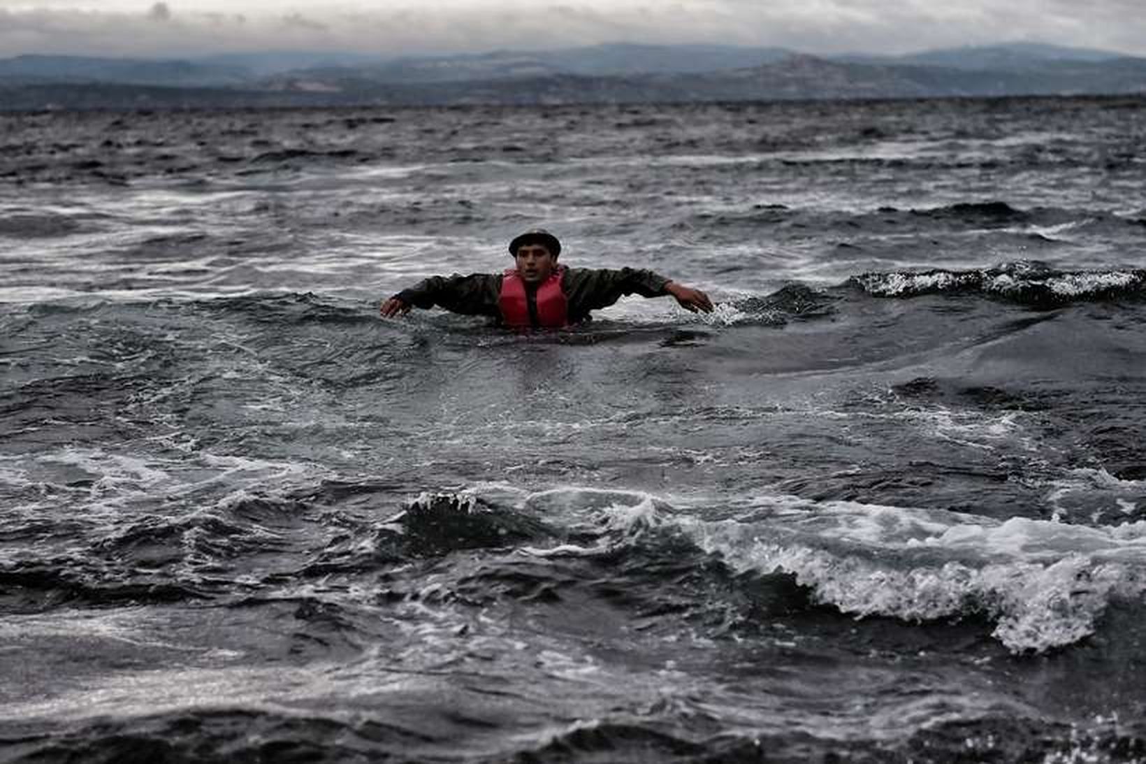 Flóttamaður í hafinu utan við strendur grísku eyjarinnar Lesbos. Mynd …