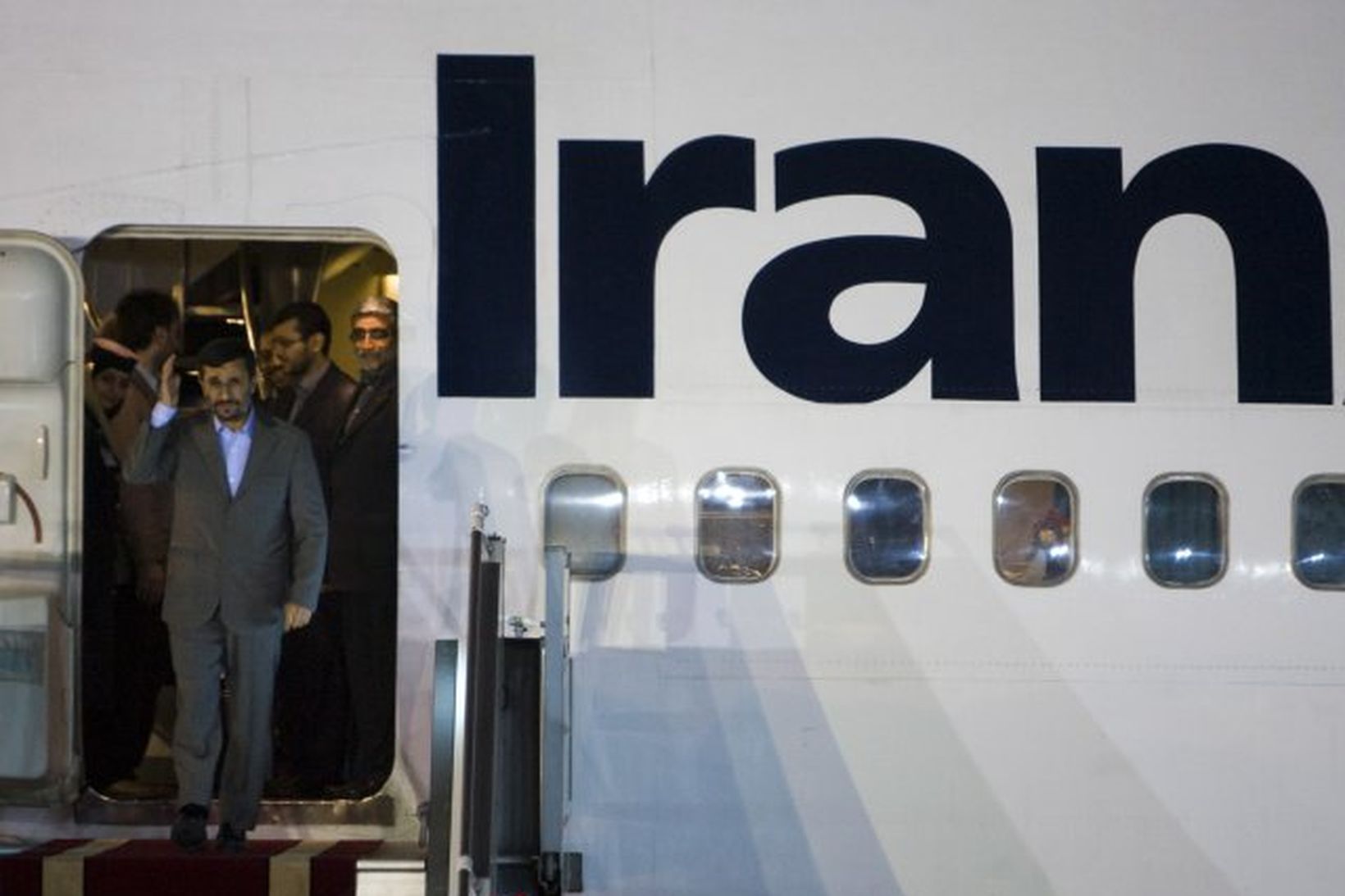 Mahmoud Ahmadinejad, forseti Írans, sést hér í flugvellinum í Íran. …