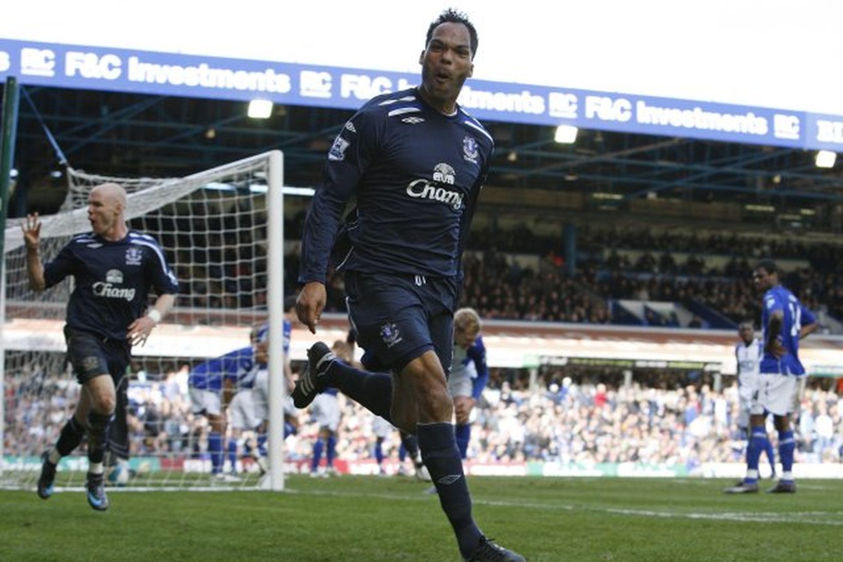 Joleon Lescott fagnar marki sínu gegn Birmingham í dag.