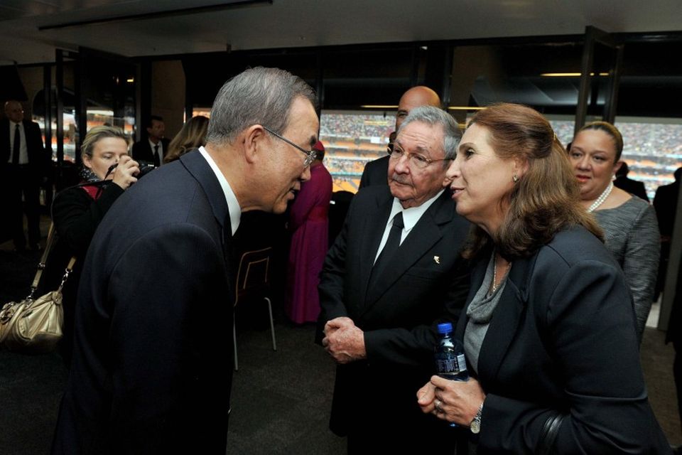 Forseti Kúbu Raul Castro (fyrir miðri mynd) heilsar framkvæmdastjóra Sameinuðu þjóðanna, Ban Ki-moon.
