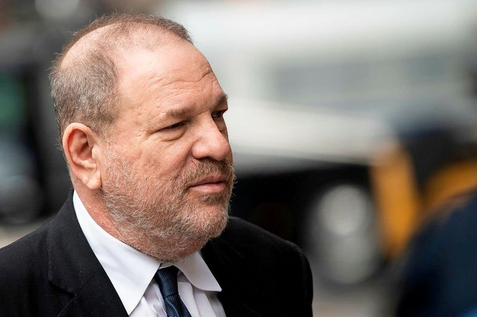 Taka bók um Harvey Weinstein úr sölu