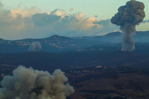 Reykur stígur upp eftir loftárás Ísraela á Aramti, skammt frá landamærum Líbanons og Ísraels, í …