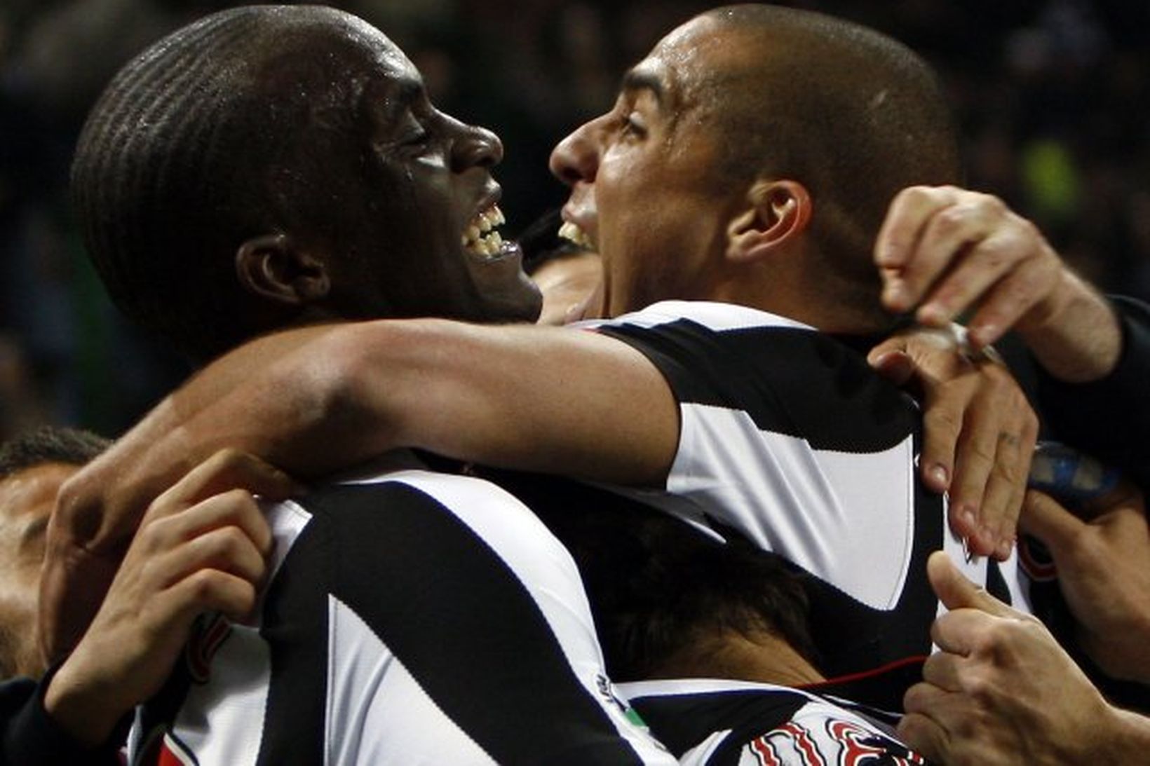 Mohamed Sissoko og David Trezeguet fagna eftir að sá síðarnefndi …