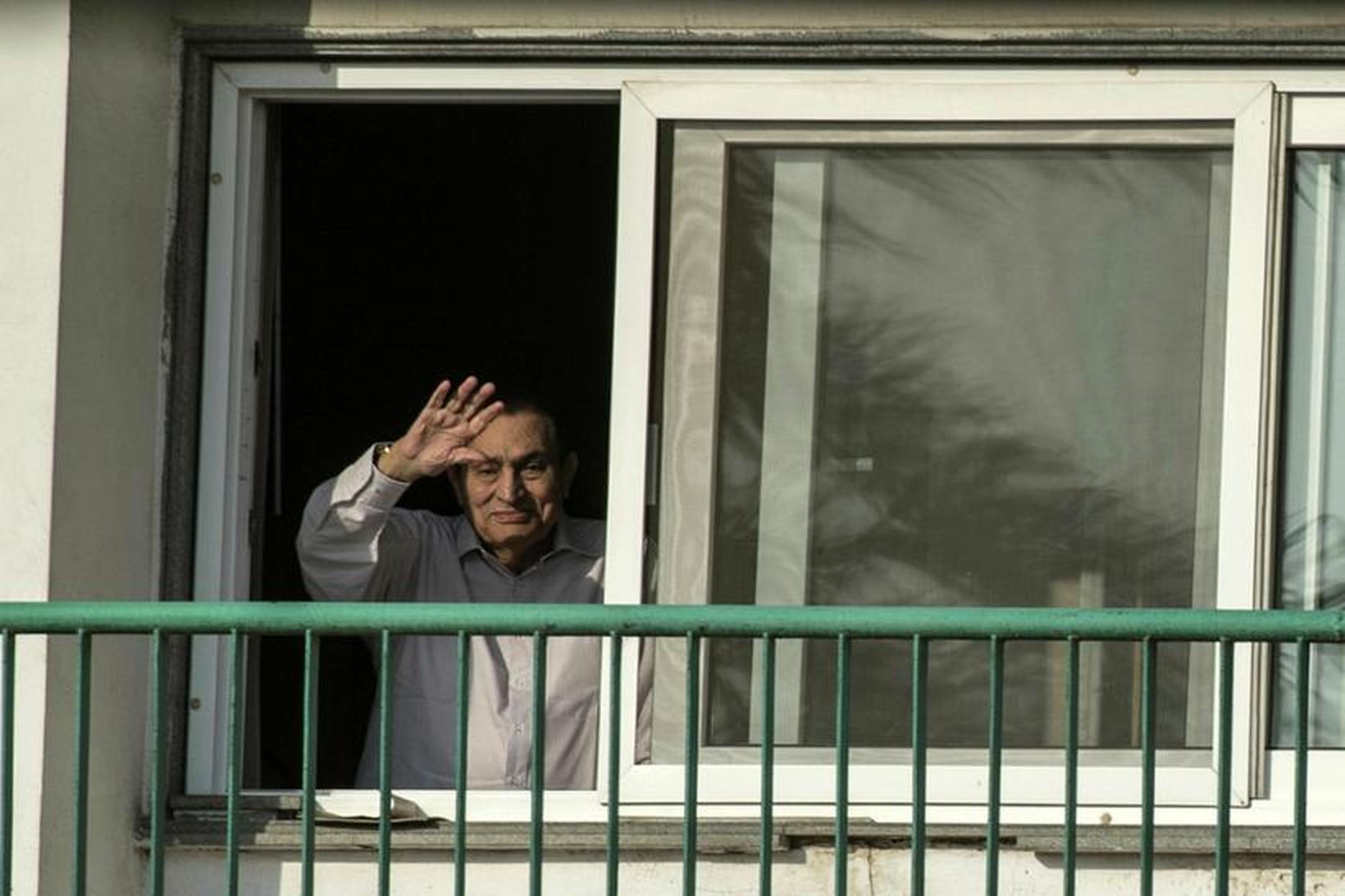 Hosni Mubarak veifar til almennings á hersjúkrahúsinu á síðasta ári.