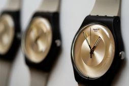 Swatch er ásakað um kynþáttafordóma í auglýsingu.
