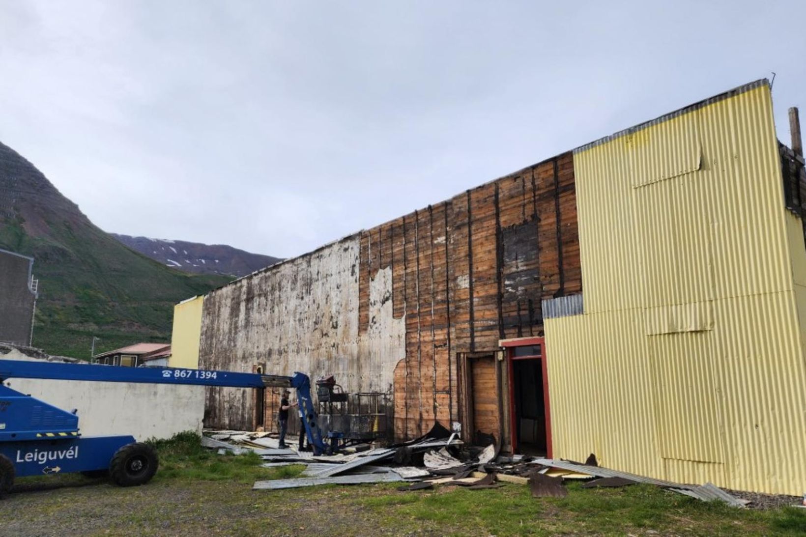 Hilmar vinir hans hófu verkið í gær og rifu klæðningu …