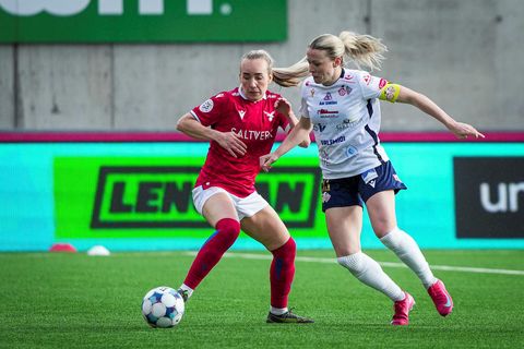 Elísa Viðarsdóttir, fyrirliði Vals, í baráttu við Söndru María Jessen, fyrirliða Þórs/KA, í sínum 250. …