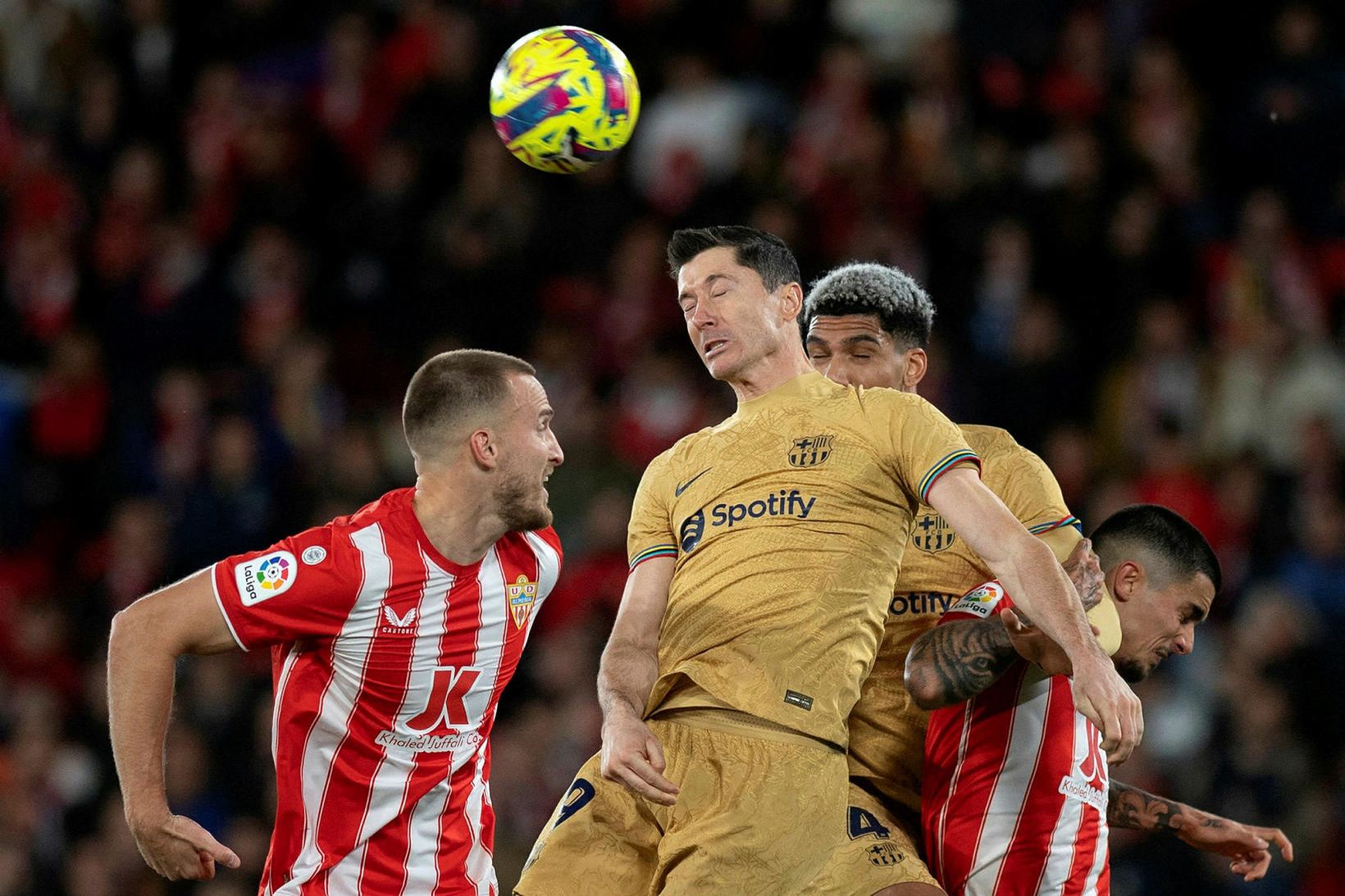 Robert Lewandowski skallar að marki Almería í leiknum í gær.