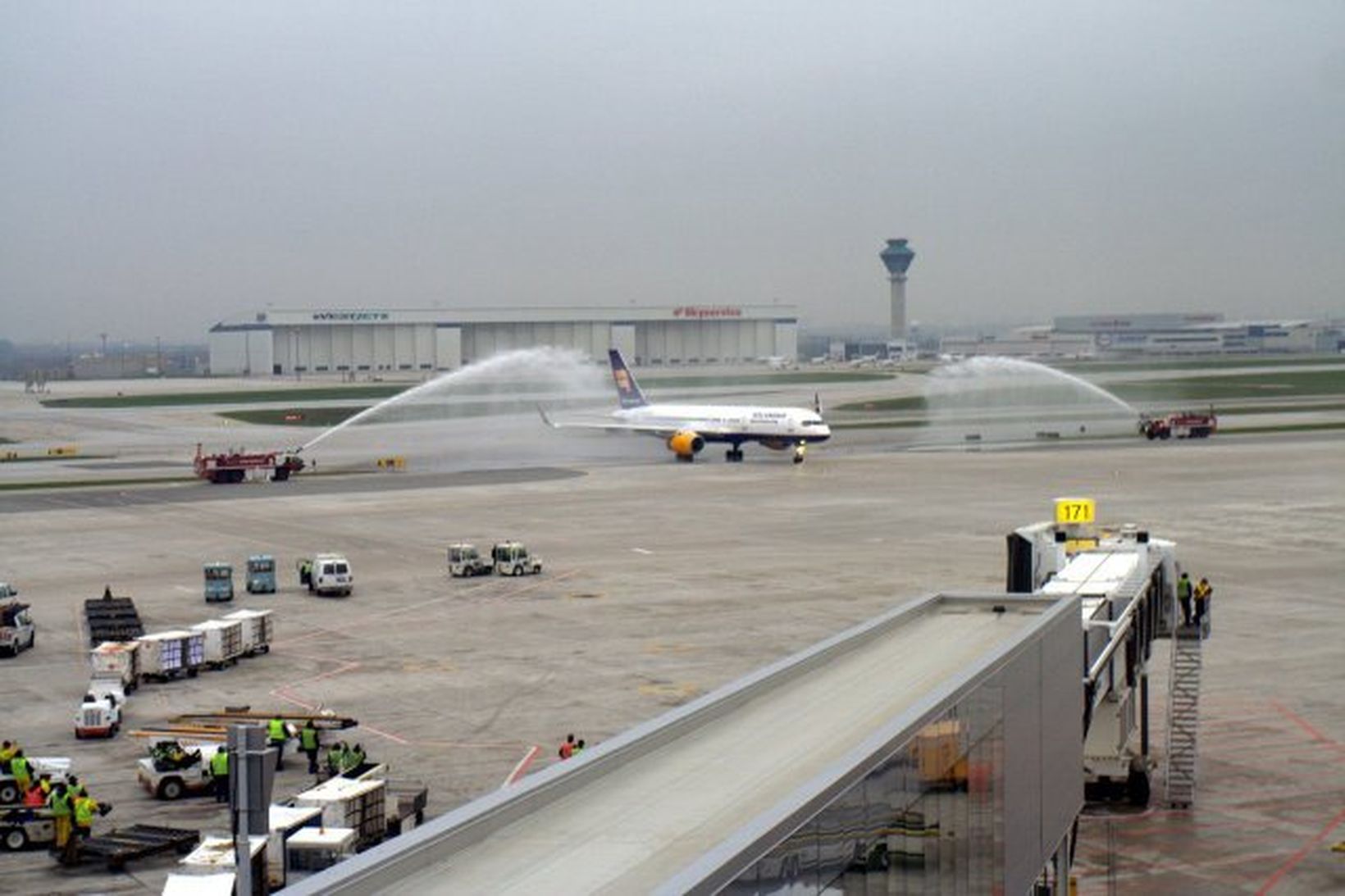 Fyrstu áætlunarflugvél Icelandair í Toronto var fagnað með vatnsbogum.