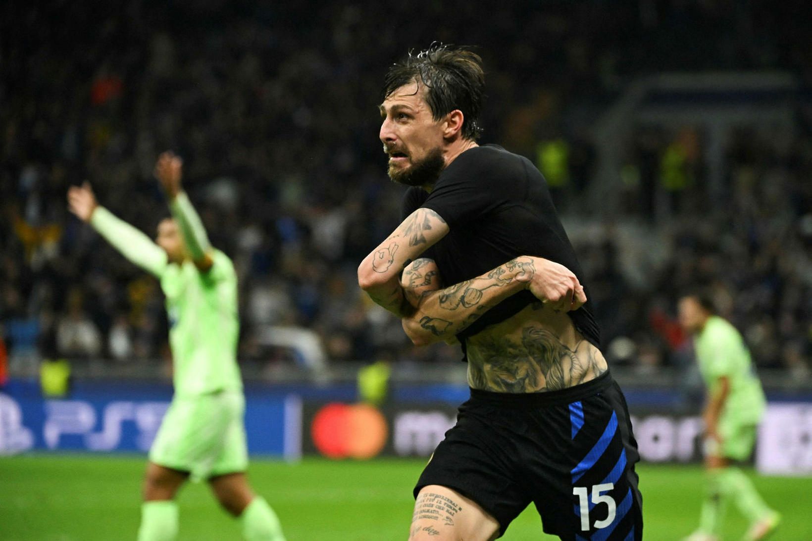 Francesco Acerbi fagnar dramatísku jöfnunarmarki sínu í gærkvöldi.
