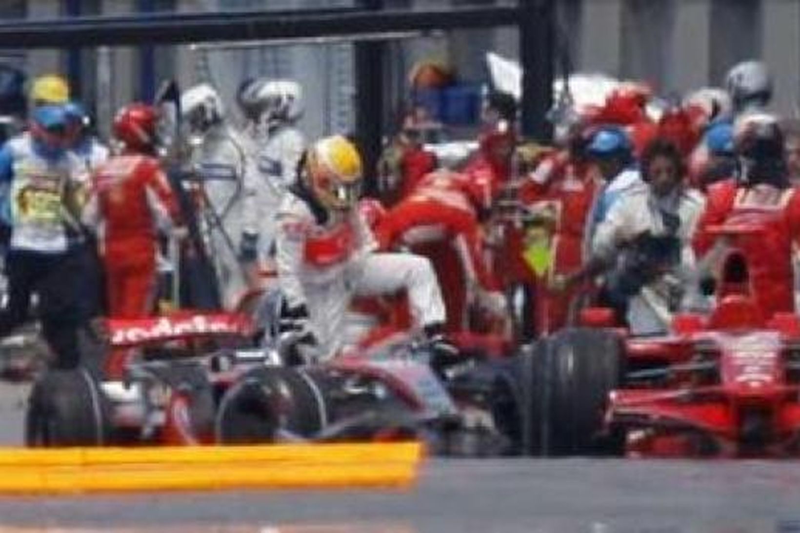 Hamilton og Räikkönen stíga upp úr bílum sínum í Montreal.