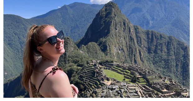 Rebekka Þurý Pétursdóttir við Machu Picchu í Perú.