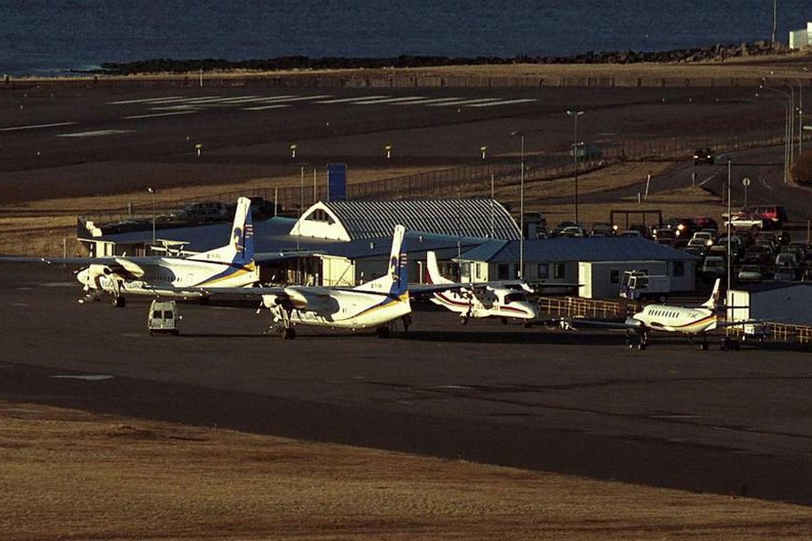 ReykjavíkurflugvöllurFlugstöðin er að stofni til frá seinni heimsstyrjöld, byggð af …