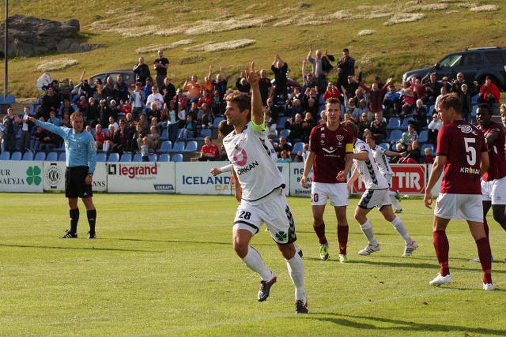 Rasmus Christiansen fyrirliði ÍBV fagnar eftir að hafa komið liði …