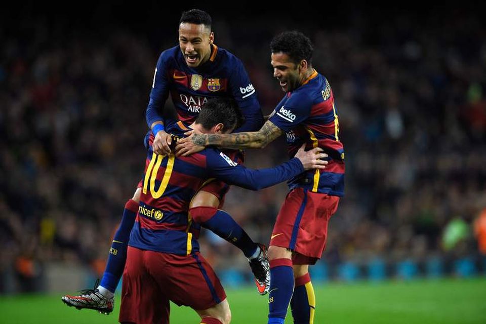 Lionel Messi fagnar marki sínu í kvöld með samherjum sínum Neymar og Dani Alves.