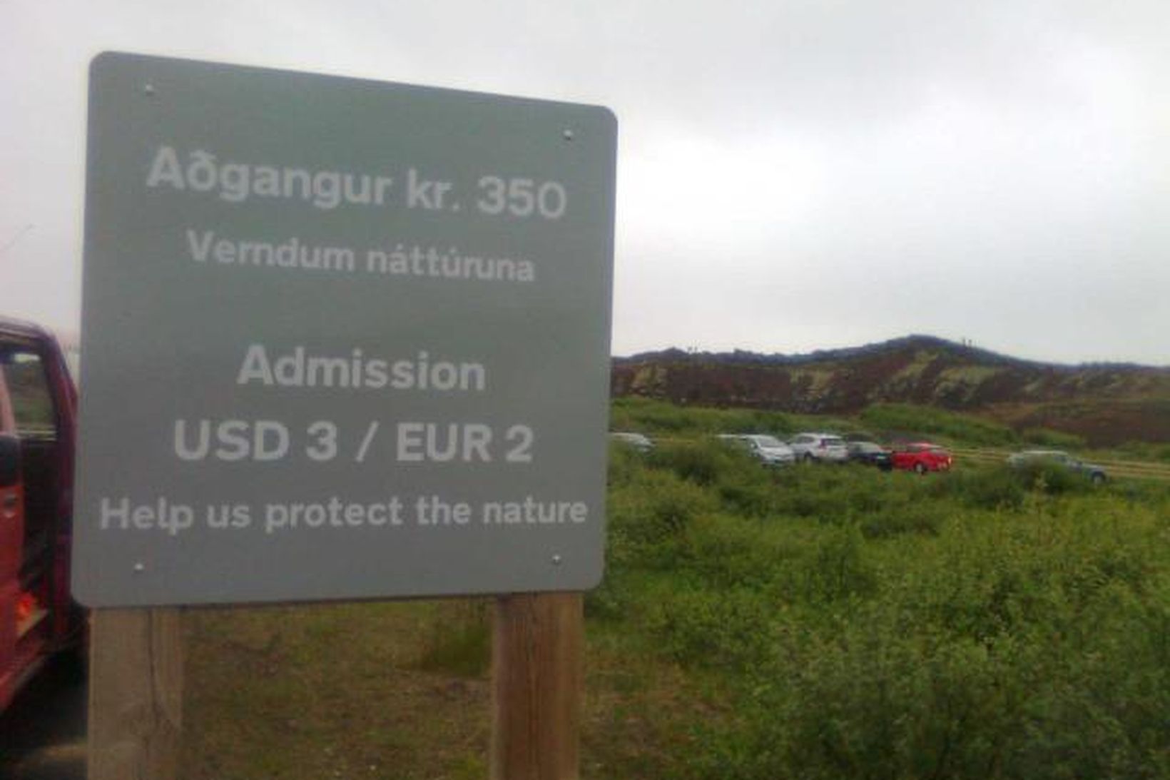 Upplýsingaskilti um gjaldtökuna var sett upp við Kerið í morgun.