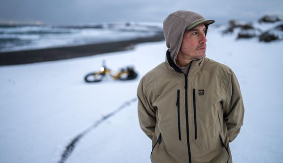 Chris Burkard hannaði fatalínu með íslensku fyrirtæki 