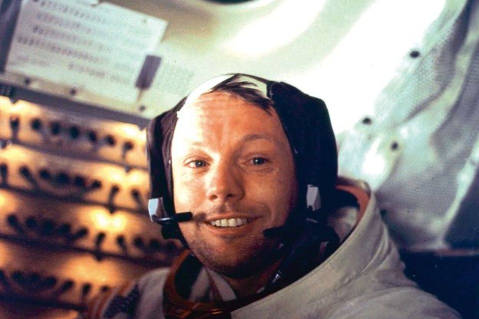 Neil Armstrong skælbrosandi um borð í Apollo 11 á leið til tunglsins.