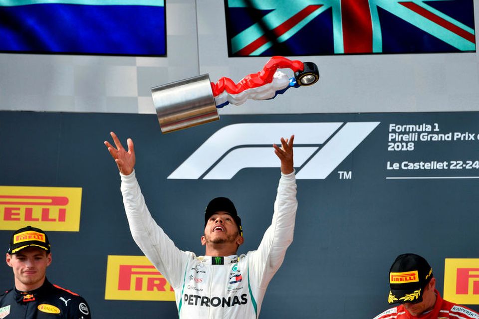 Lewis Hamilton fagnar sigrinum í Le Castellet. Til vinstri er Max Verstappen og til hægri …