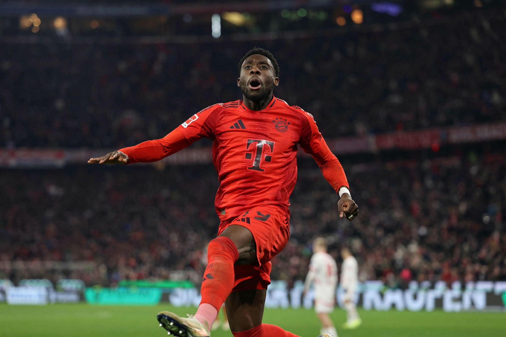 Alphonso Davies fagnar marki í leik með Bayern München.