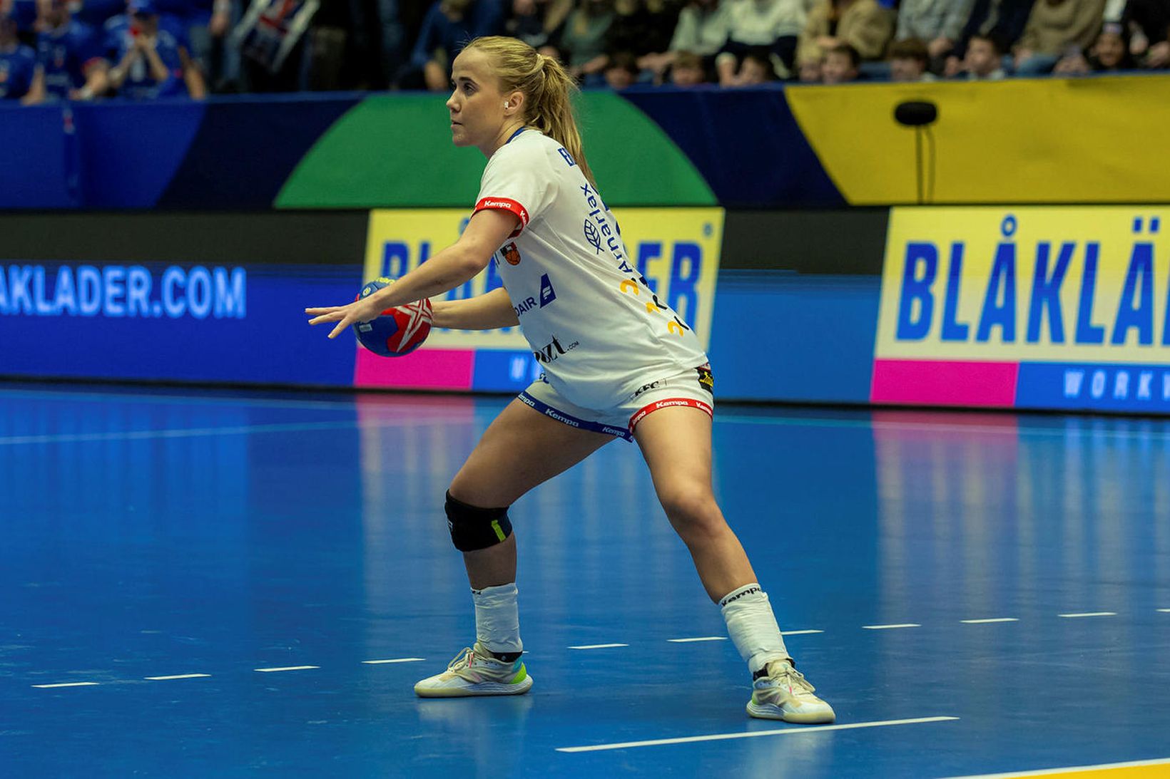 Sandra Erlingsdóttir fær aldrei nóg af handbolta.