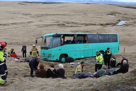 Betur fór en á horfðist þegar rúta með 26 farþega auk bílstjóra valt í Rangárvallasýslu …