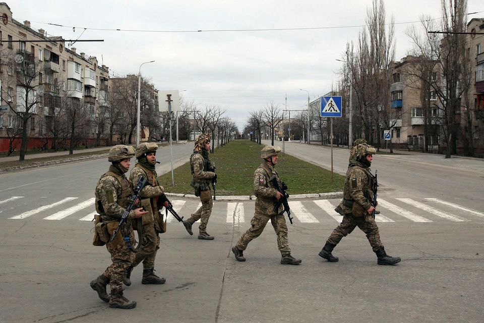 Úkraínskir hermenn ganga um bæinn Severodonetsk í gær.
