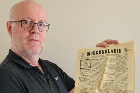 Kjartan Friðrik Adolfsson with a copy of the first issue of Morgunblaðið, which was printed in 1913.