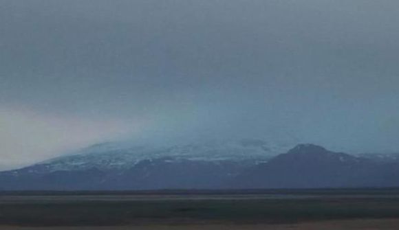 Hekla heldur ró sinni