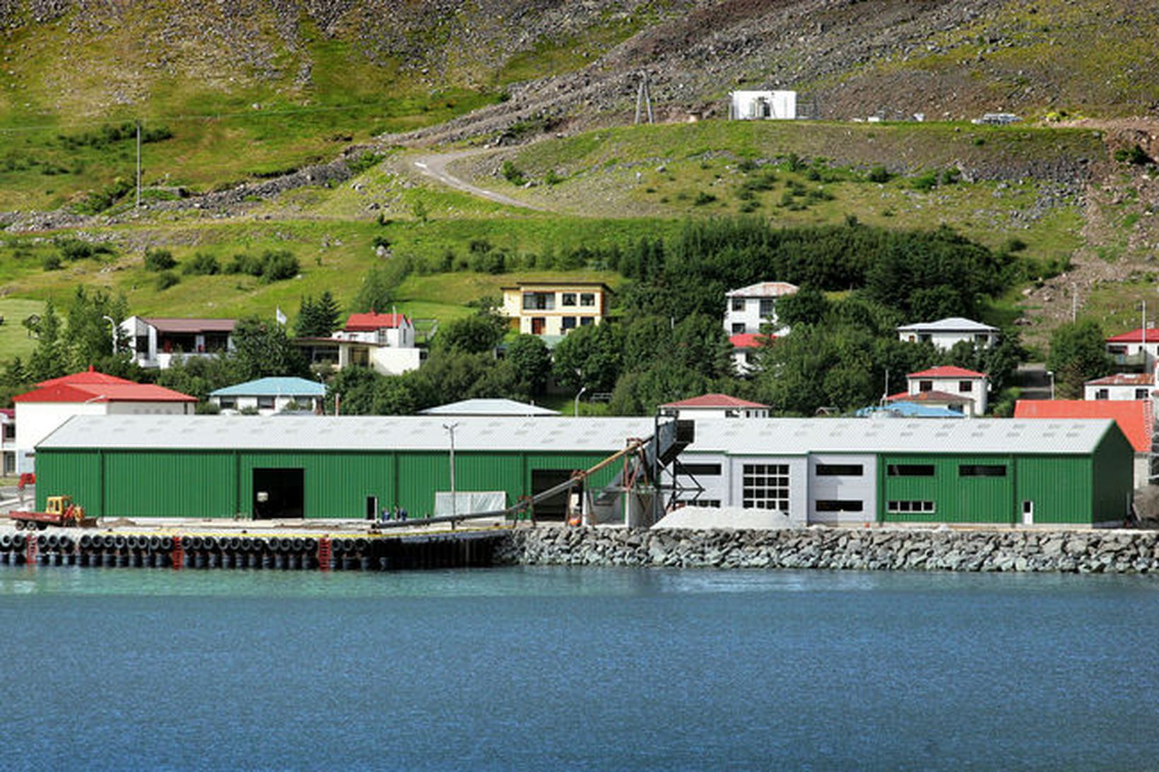 Íslenska kalkþörungafélagið ehf. á og rekur kalkþörungaverksmiðju á Bíldudal.