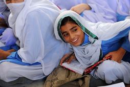 Skólastúlka í heimabæ pakistönsku stúlkunnar Malala Yousafzai.