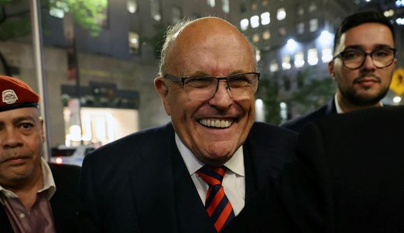 Giuliani gert að afhenda íbúð sína