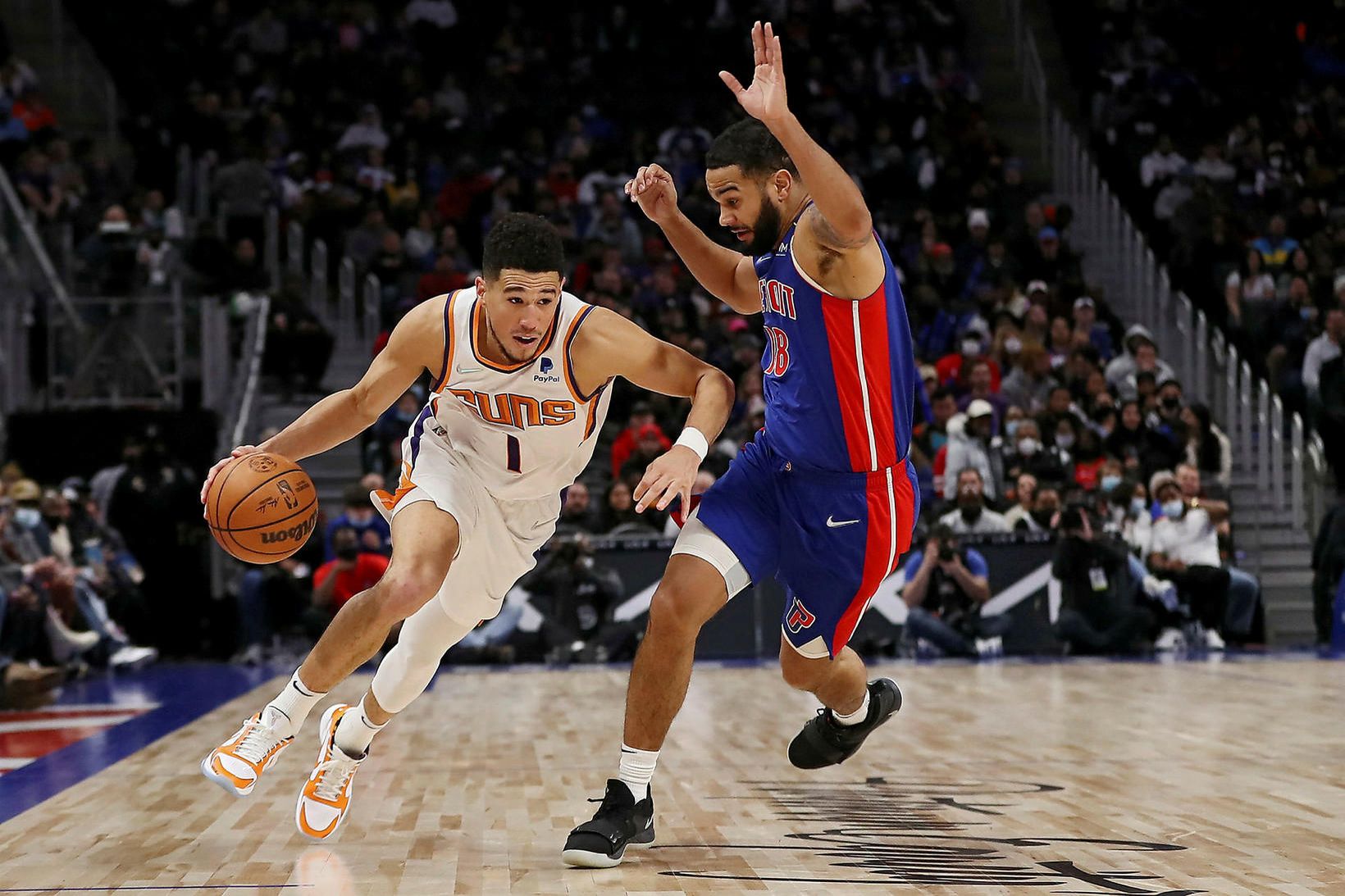 Devin Booker sækir að Cory Joseph í kvöld.