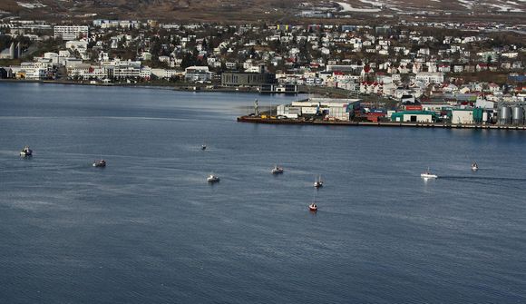 Mótmæla því að snúa til baka í „meingallað kerfi“