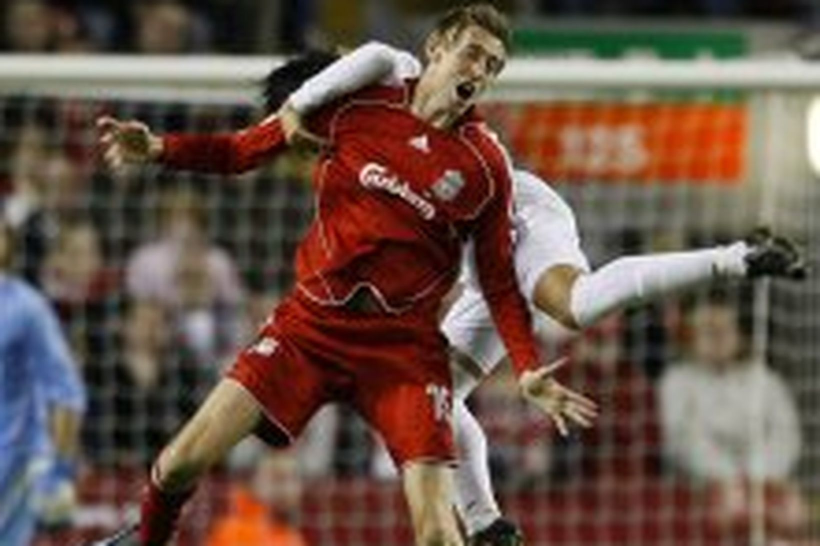 Peter Crouch, sem skoraði fyrra mark Liverpool, í baráttu við …