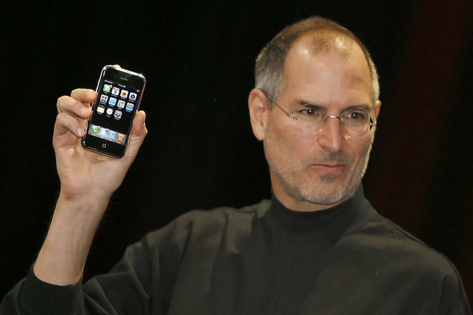 Steve Jobs haldandi á umræddu eintaki á kynningu þess árið …