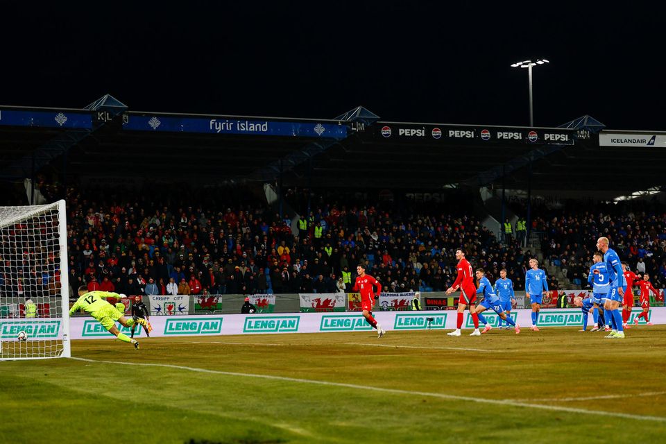 Harry Wilson í þann mund að koma Wales í 0:2.