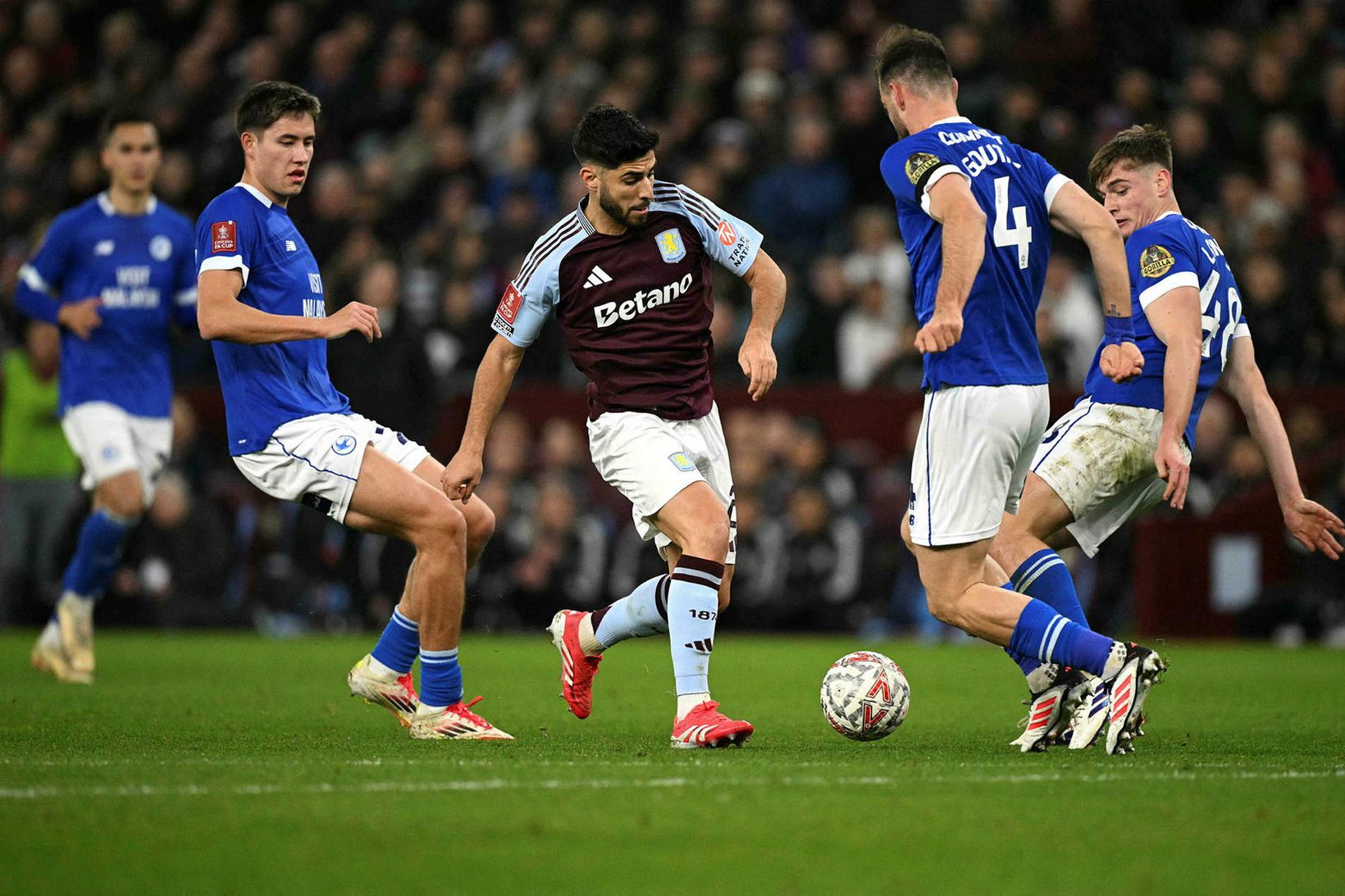 Marco Asensio umkringdur Cardiff-mönnum.