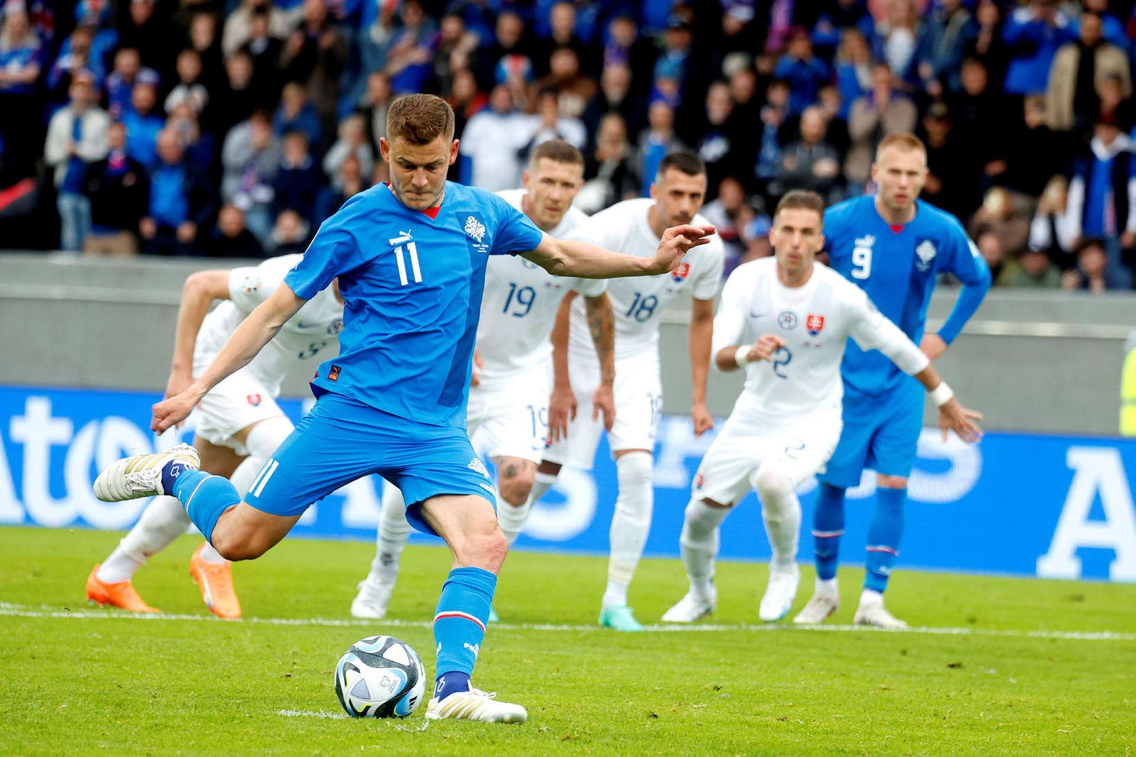 Alfreð Finnbogason í þann mund að jafna metin í kvöld.