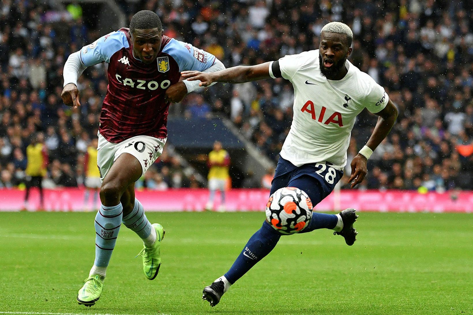 Tanguy Ndombele (t.h.) í leik með Tottenham gegn Aston Villa …