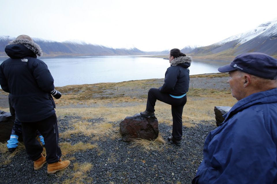 Heimamenn fylgdust áhugasamir með aðgerðum í Kolgrafafirði í gær.