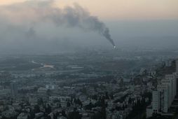 Reykur yfir borginni Haifa í nótt.