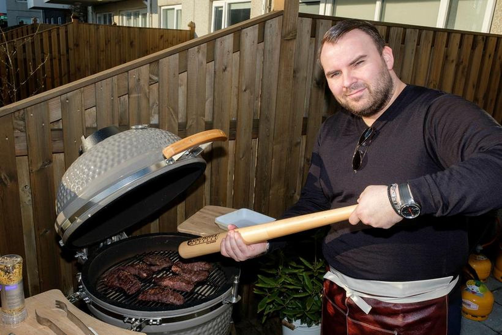 Jón keypti sér nýtt grill fyrir sumarið.