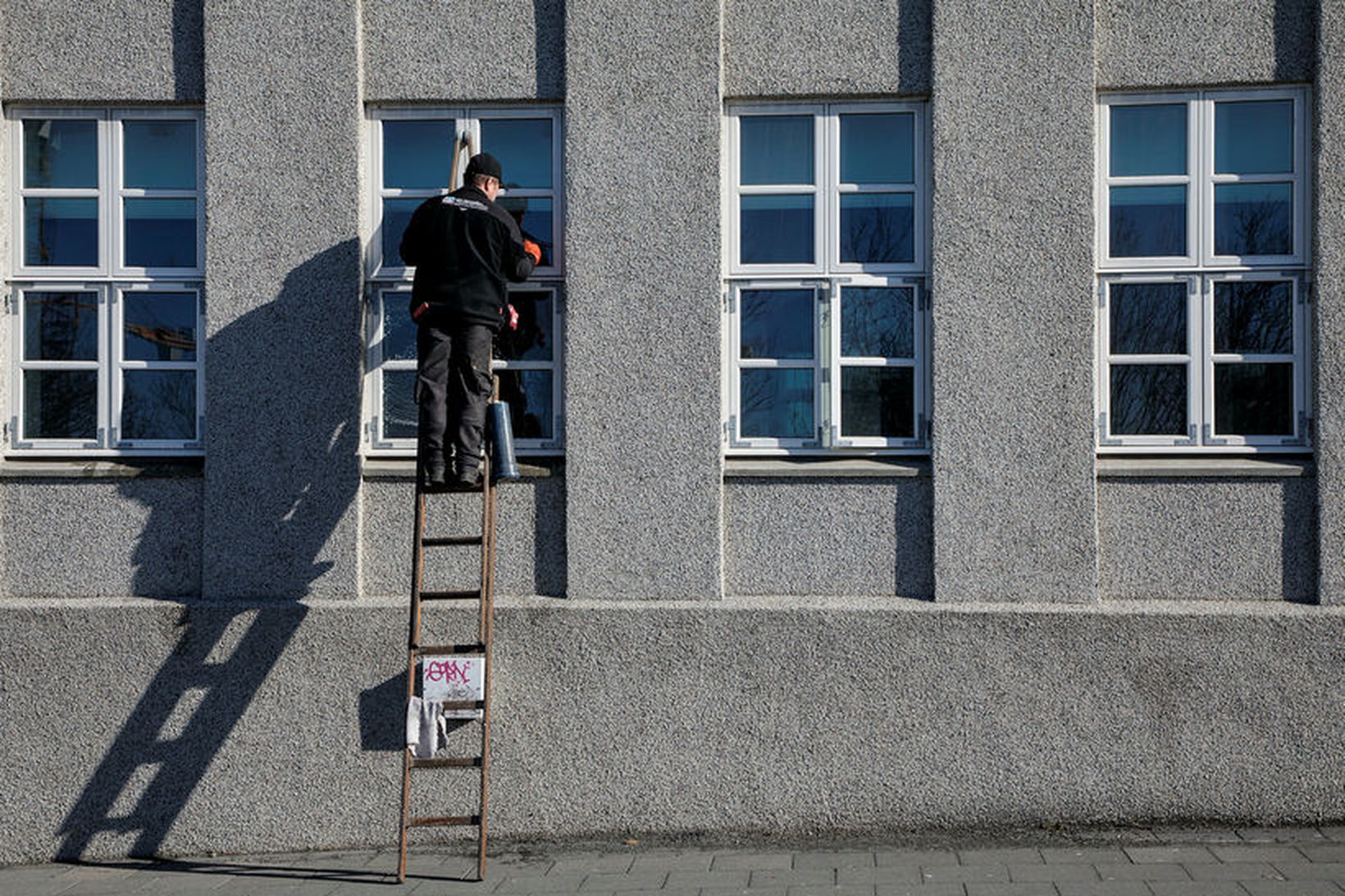 Gluggaþvottur í fjármálaráðuneytinu, þó ekki Írar þar á ferð.