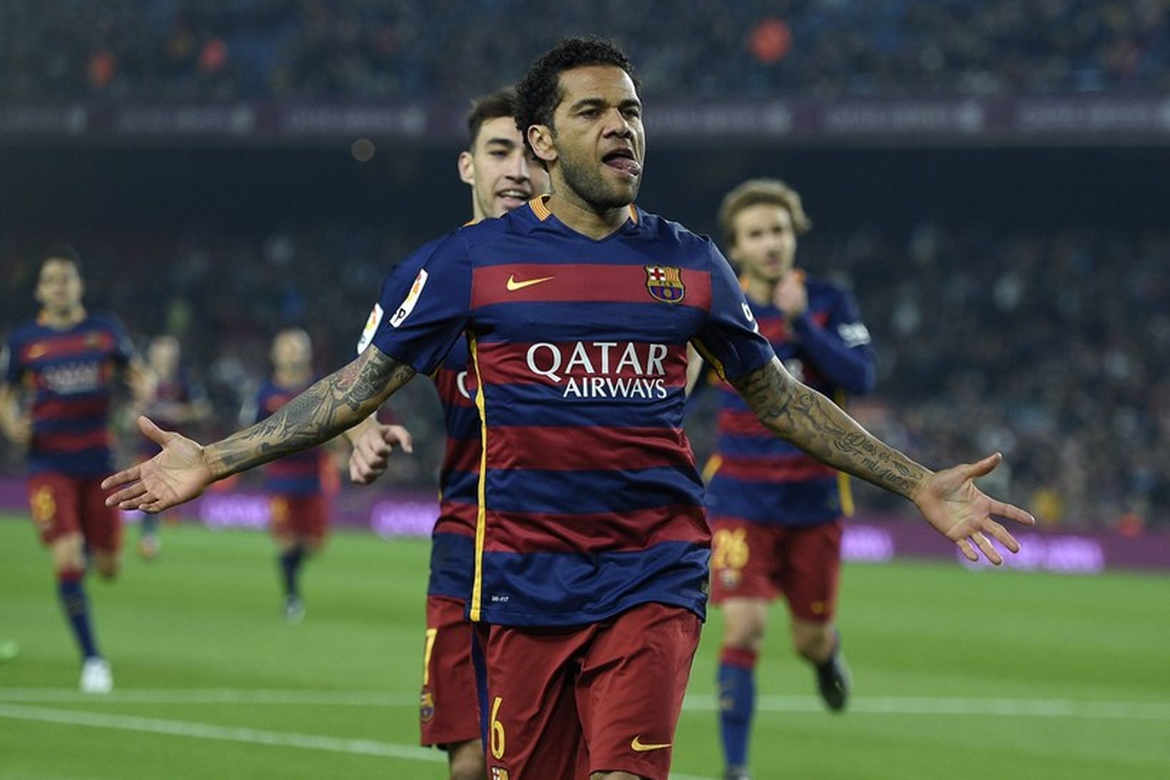 Daniel Alves fagnar marki með Barcelona árið 2015.